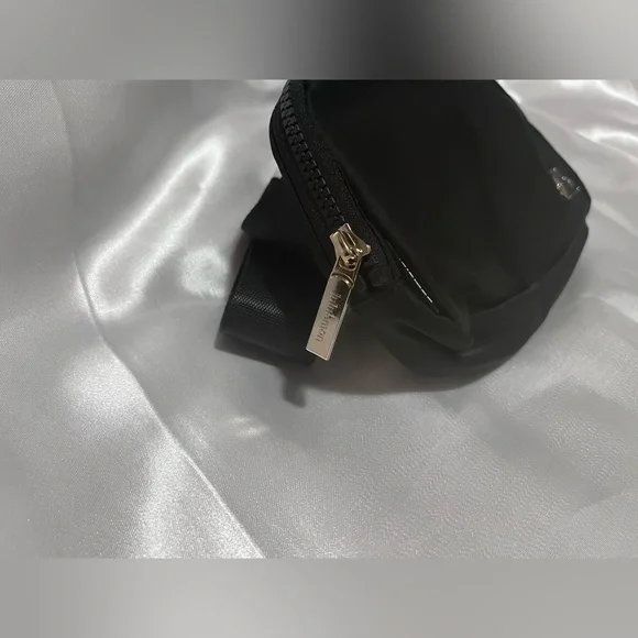 GOLD Lululemon Everywhere Belt Bag - Picture 4 of 6